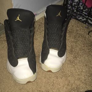 Black and white Jordan’s no shoe laces